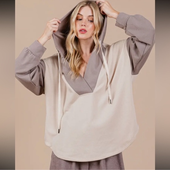 Contrast Oversized Sweatshirt with Hoodie - Picture 2 of 6